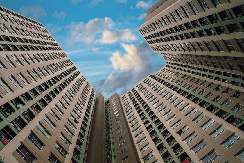 Prédios de condomínio residencial vistos de baixo em Curitiba