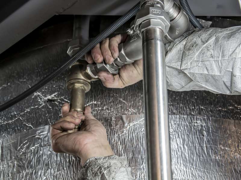 Técnico trabalhando na tubulação
