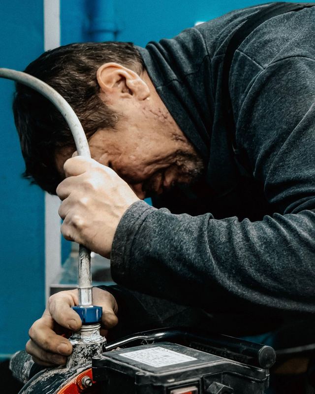 Técnico operando máquina desentupidora