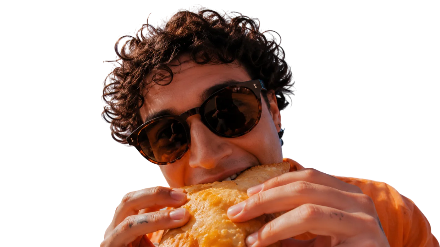 Pastel crocante recheado sendo saboreado, protagonista da Pastello