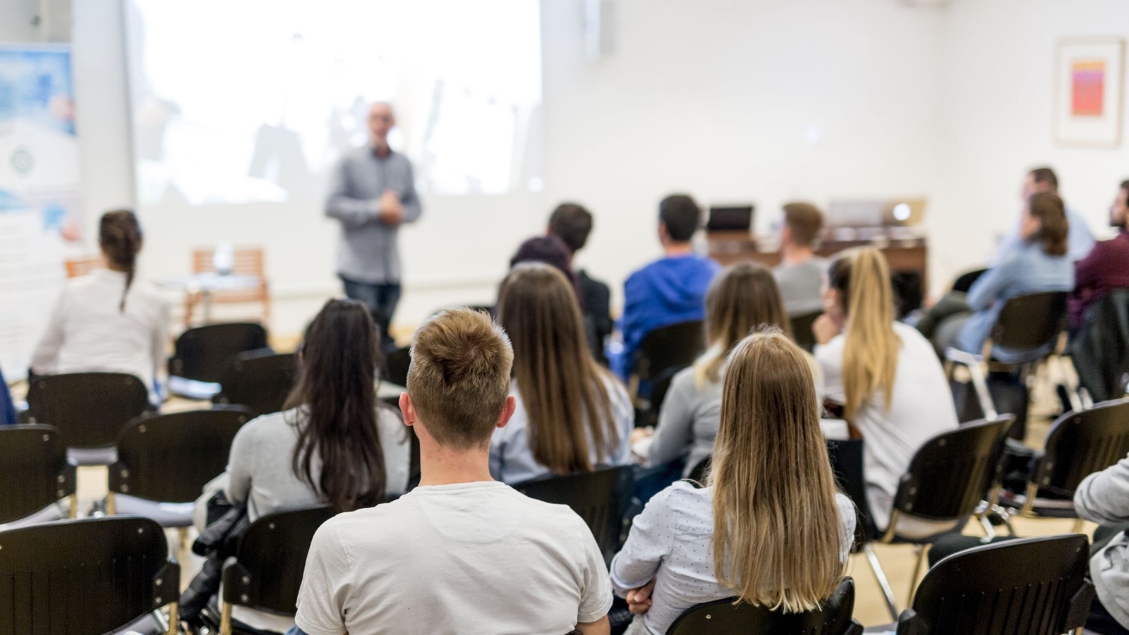 Sala de aula durante uma palestra sobre educação e inclusão