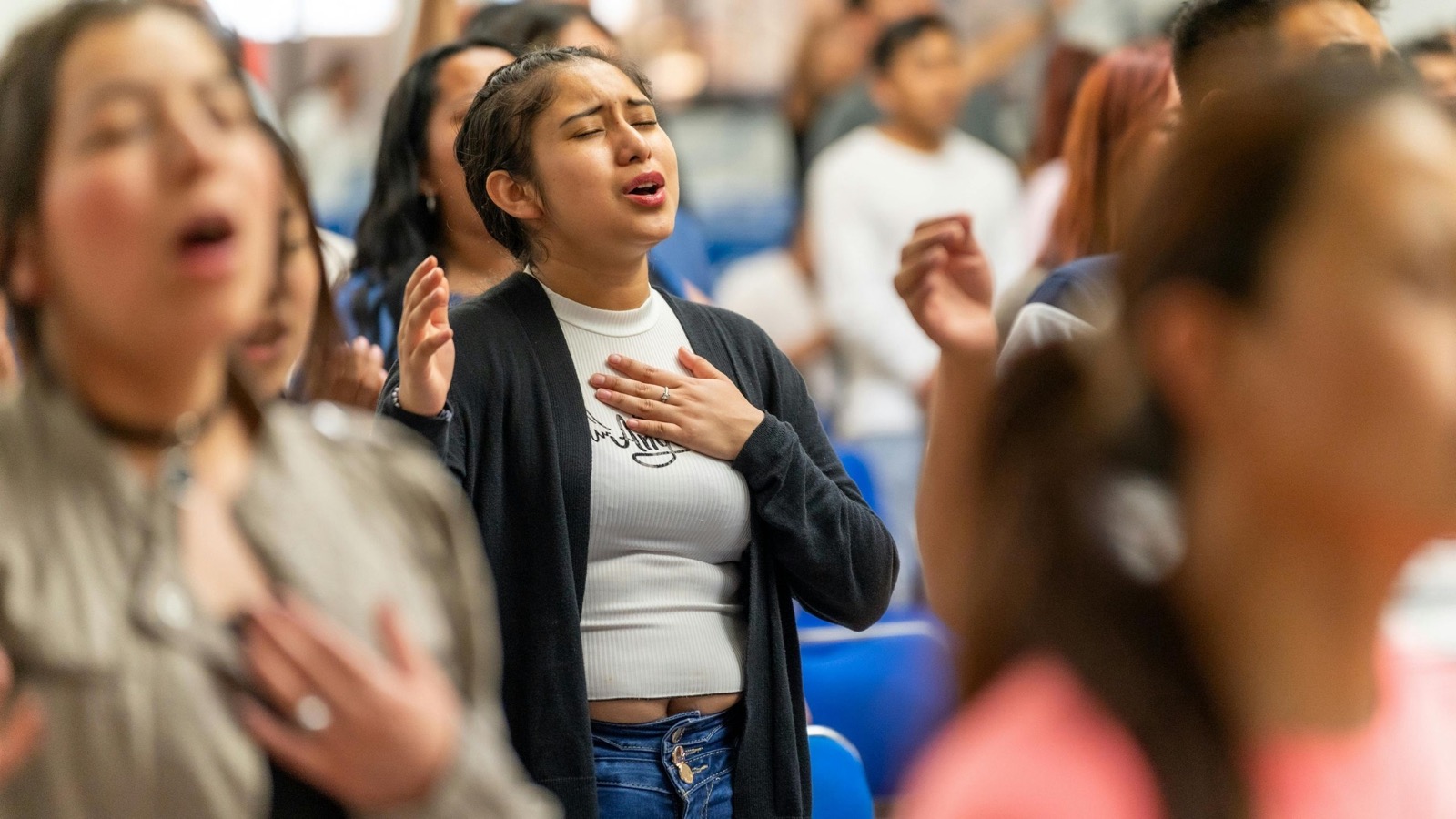 Comunidade reunida em um momento de louvor na igreja