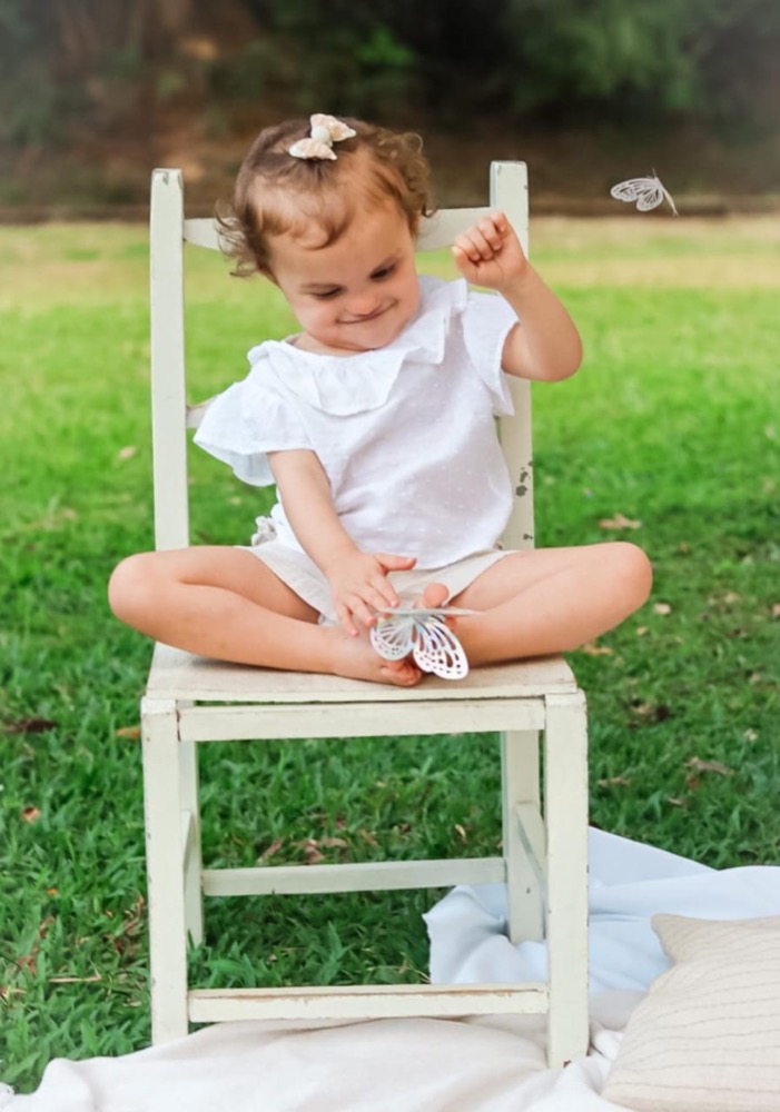 Lana brincando no jardim